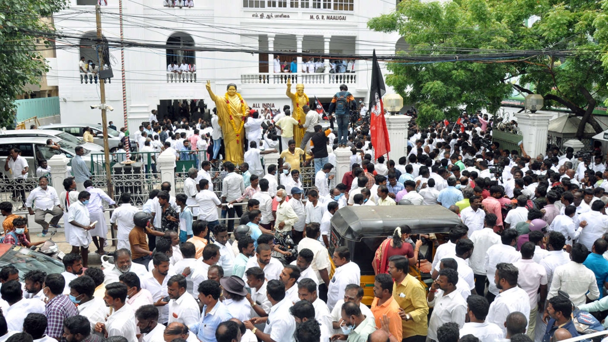 PALANISWAMI GAINING GROUND IN AIADMK, BUT LEADERSHIP CRISIS FAR FROM OVER