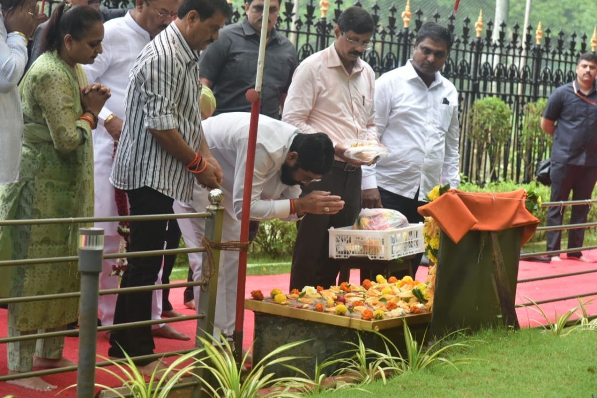 Maharashtra CM Shinde pays floral tribute to Bal Thackeray on Guru Purnima