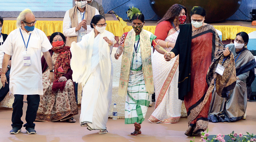 Independence Day: West Bengal CM Mamata Banerjee joins dance and folk artistes