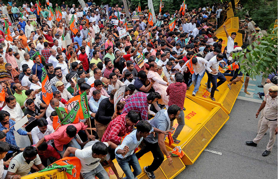 AAP VS BJP: OVERNIGHT PROTESTS CONTINUE AT DELHI ASSEMBLY