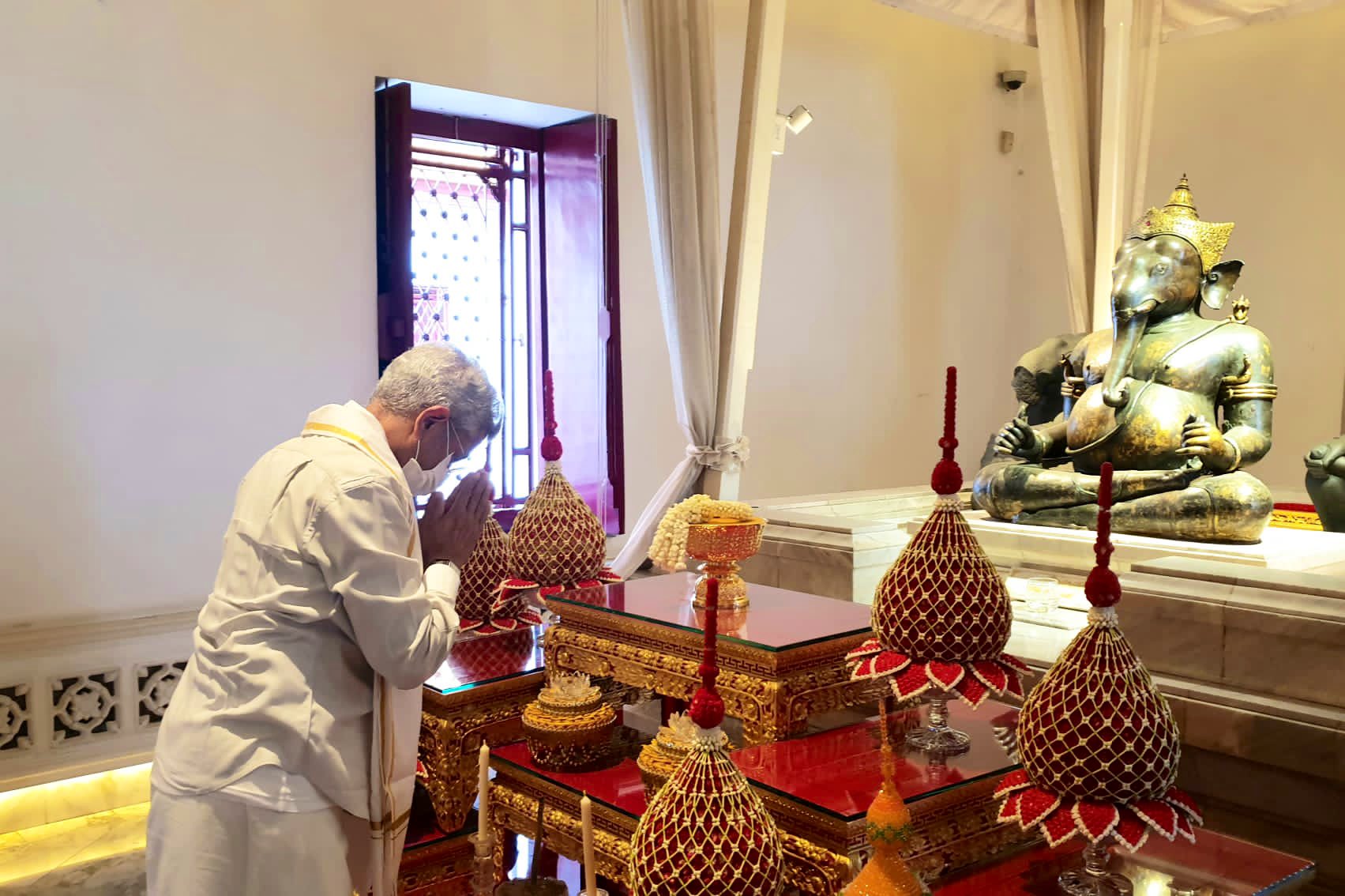 EAM S Jaishankar offers prayers at Bangkok’s Devasthana