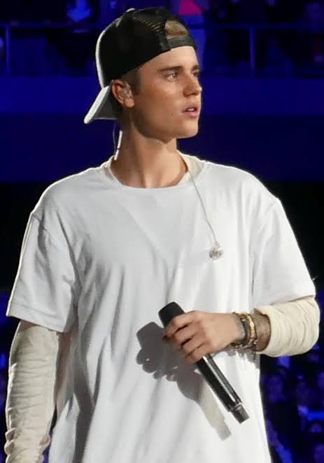 Bieber said sorry to an unidentified user, fans go crazy over his benevolence