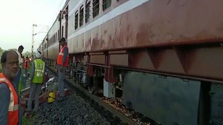 6 train coaches of Godavari Express derail near Telangana’s Bibinagar, no causalities reported