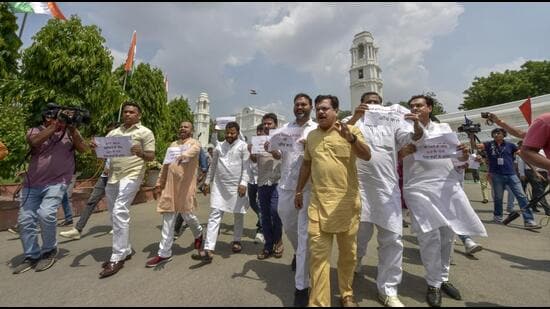 BJP leaders escorted out of Delhi assembly