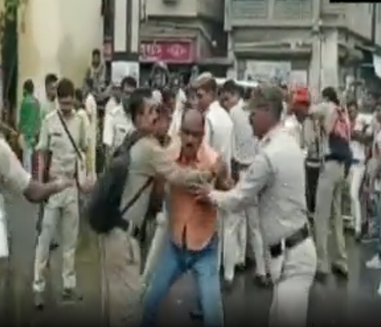 Amid Nabanna Abhiyaan, dispute broke out between BJP workers and WB police, several detained