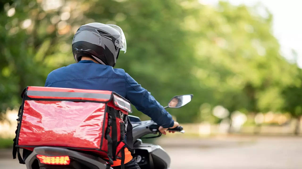 Security guards beat food delivery boy with belt over parking disputes