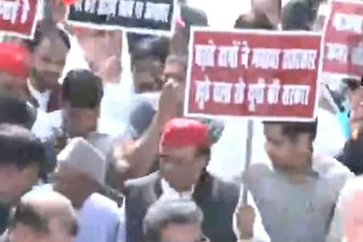 Akhilesh Yadav  leads ‘padyatra’ to UP assembly against Yogi