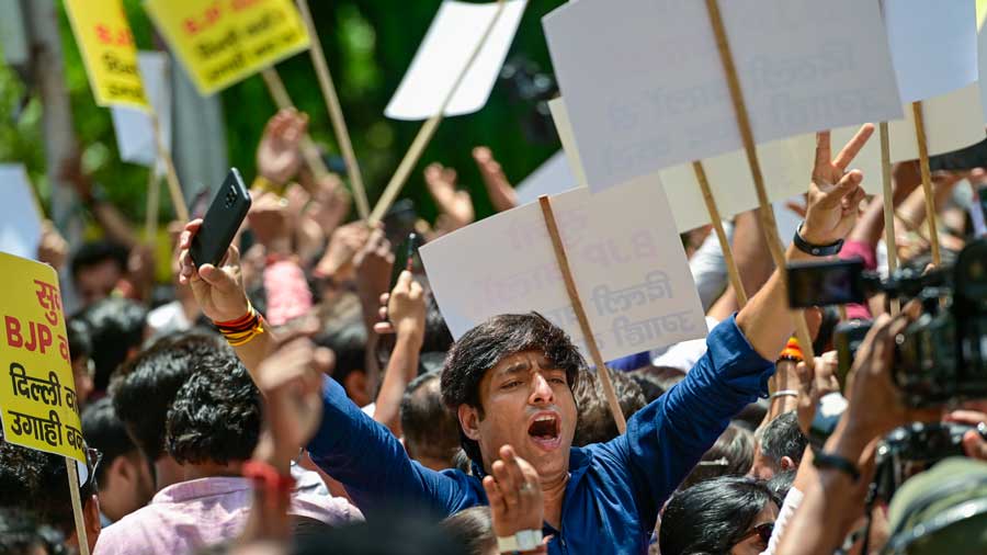 AAP begins protest outside LG house