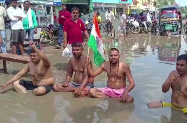 Villagers in Samastiur protest against potholes, sit in dirty water