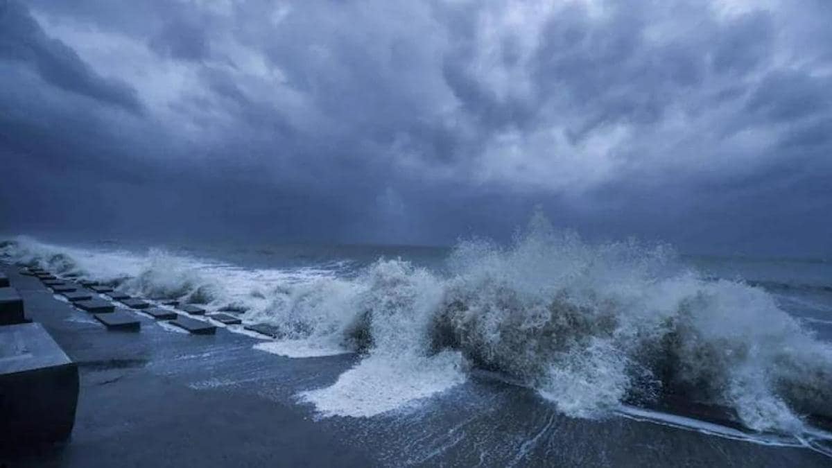 IMD issues red alert in 3 Tamil Nadu districts, because of cyclone ‘Mandous’