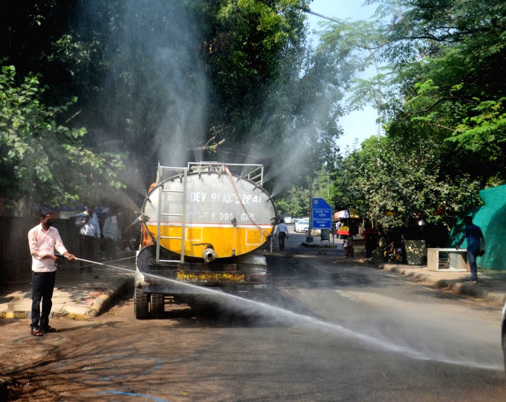 Delhi Environment Minister flags off 150 mobile smog guns to curb air pollution