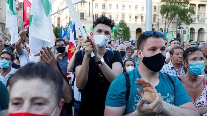 Thousands protest against inflation in Hungary