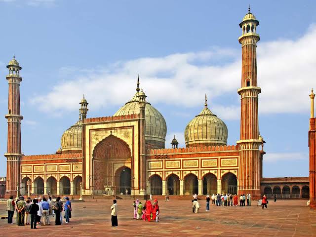 Women Commission issues notice to Jama Masjid for barring women’s entry without men