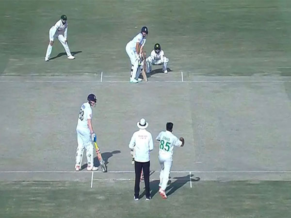 Joe Root stuns Pakistan by batting left-handed during first Test