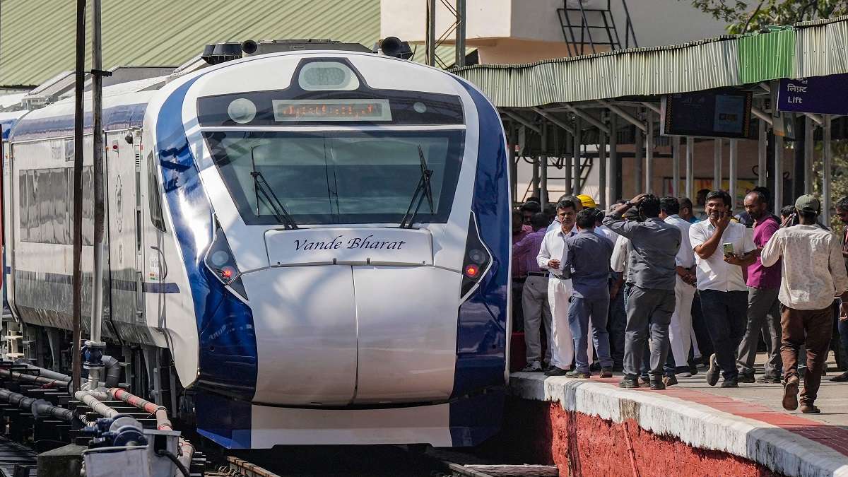 West Bengal: Stones pelted at Vande Bharat Express in Malda on day 2 of its launch