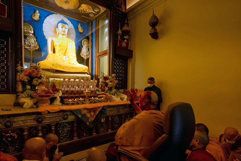 Dalai Lama offers prayer at Mahabodhi temple