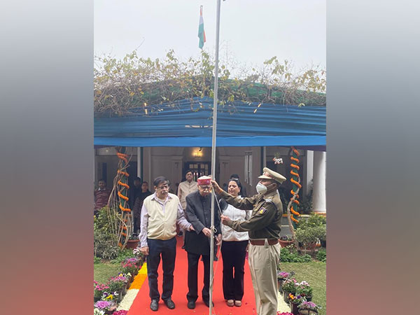 Veteran BJP leader LK Advani unfurls Tricolour in Delhi