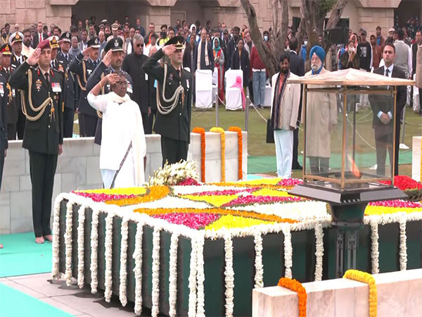 President Murmu, PM Modi pay tributes to Mahatma Gandhi at Raj Ghat