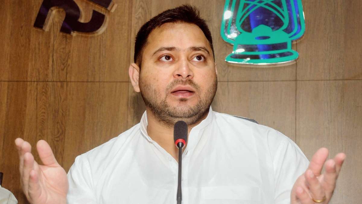 Tejashwi Yadav lets it lose, sings with Abhijeet at an event