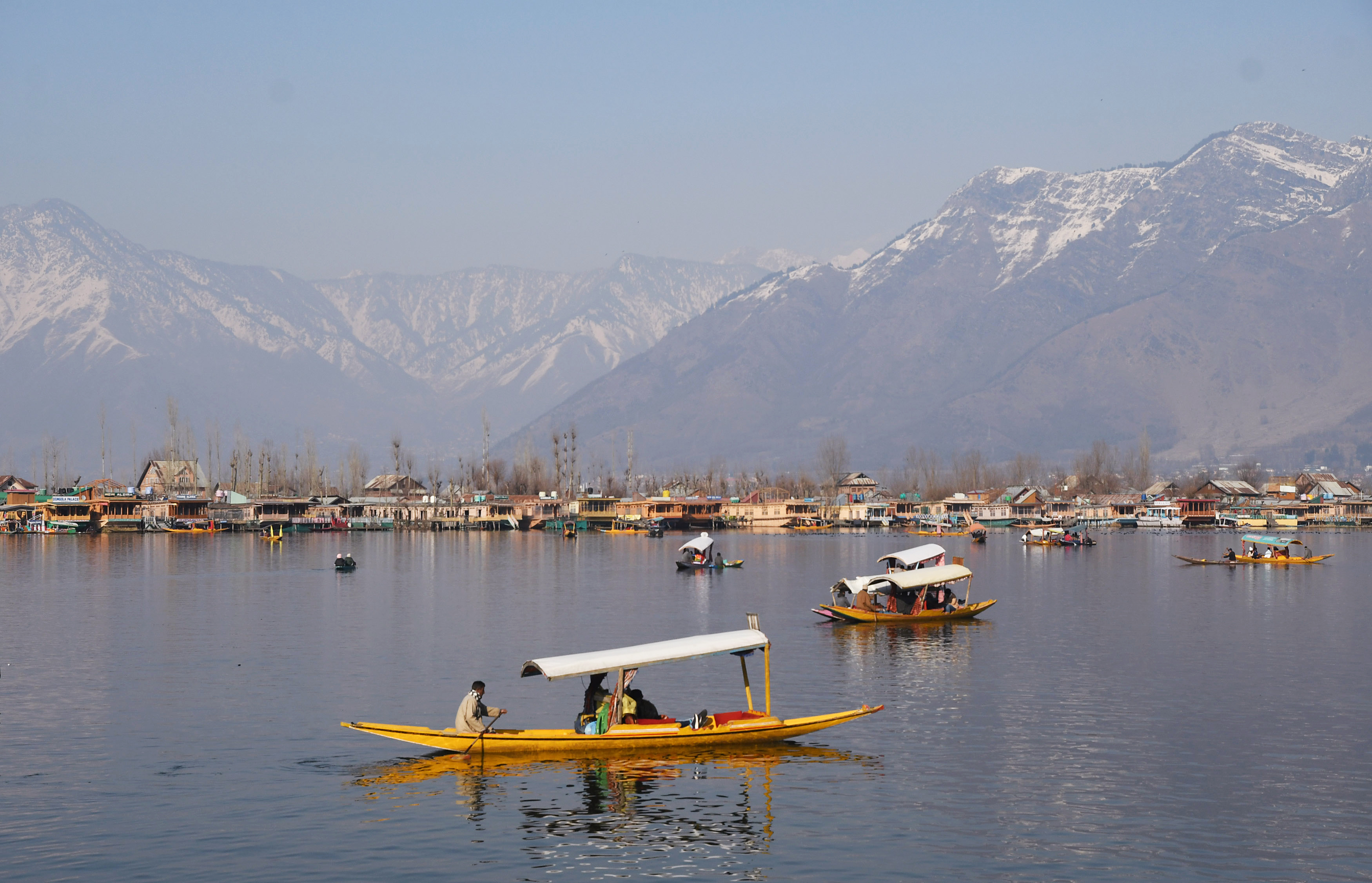 J-K’s Dal Lake Draws Tourists for Enchanting ‘Shikara’ Rides