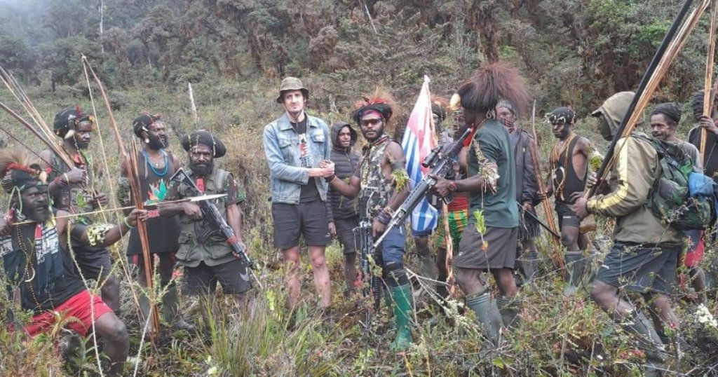 West Papua rebels share photos with New Zealand hostage pilot