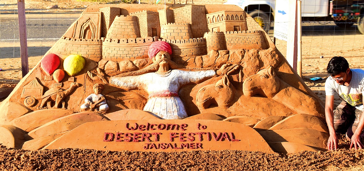 Jaisalmer Desert Festival:Sand artist Ajay Rawat create sand sculpture