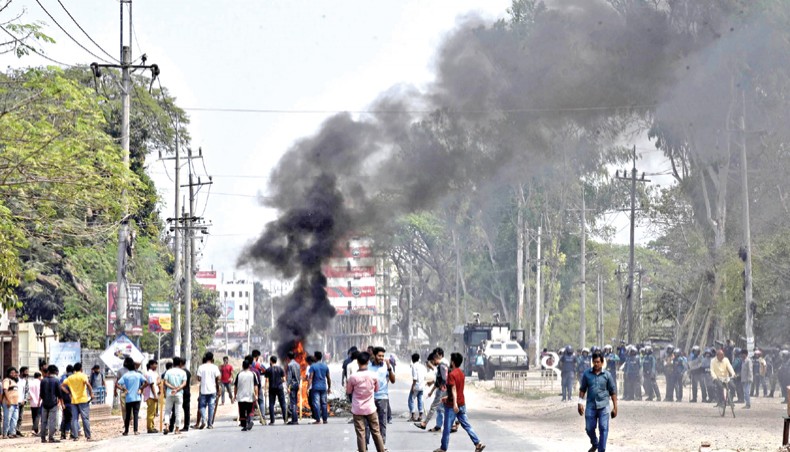 Bangladesh: Agitating Rajshahi University students lifts off rail blockade