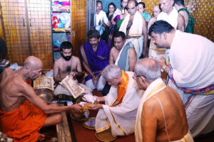 EAM S Jaishankar offers prayers at Sri Krishna Temple