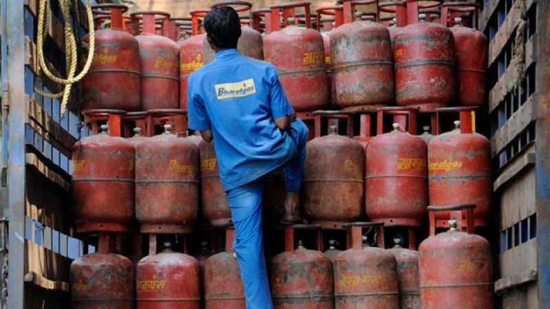 Centre: LPG gas cylinder prices slashed by ₹200 for all consumers