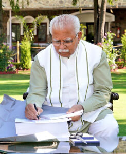 Rs 21 lakh bid for 3D model sculpture of CM Khattar