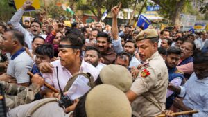 Delhi: Several AAP leaders detained for protesting near CBI office