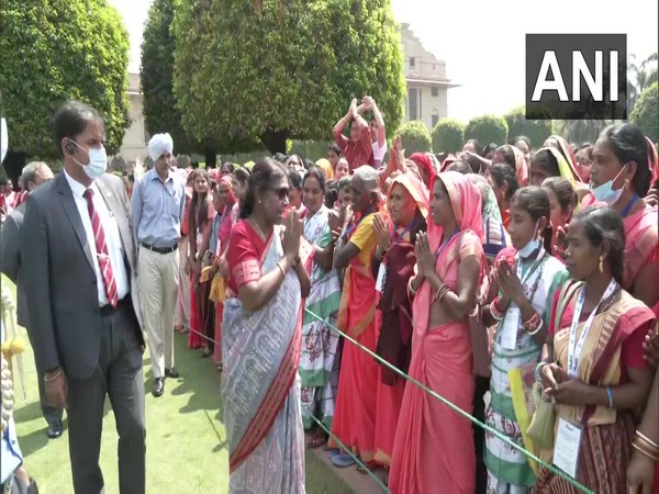 President Murmu meets women self-help groups at Amrit Udyan