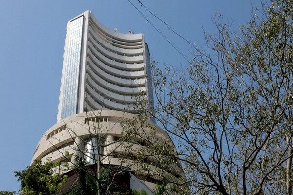 Indian stock indices decline largely on profit booking