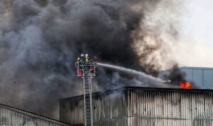 Germany: Hamburg fire smoke halts trains, generates warning