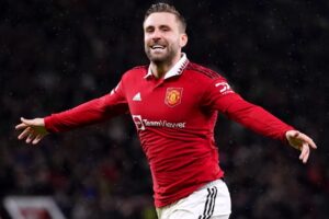 Luke Shaw extends contract with Manchester United