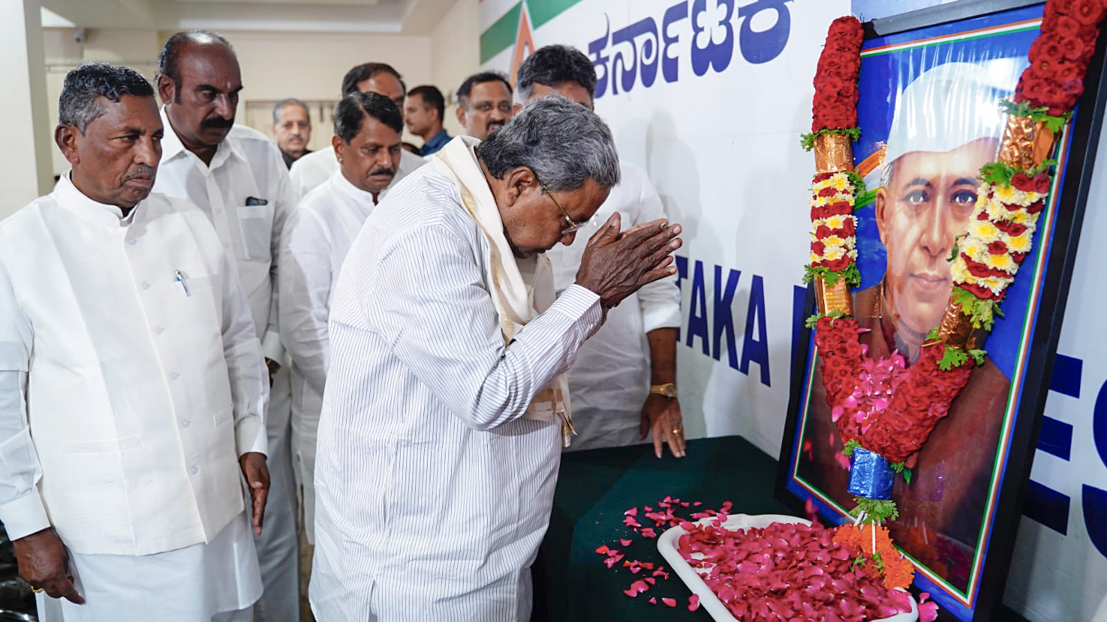 Siddaramaiah and DK Shivakumar pay tribute to Jawaharlal Nehru on his death anniversary