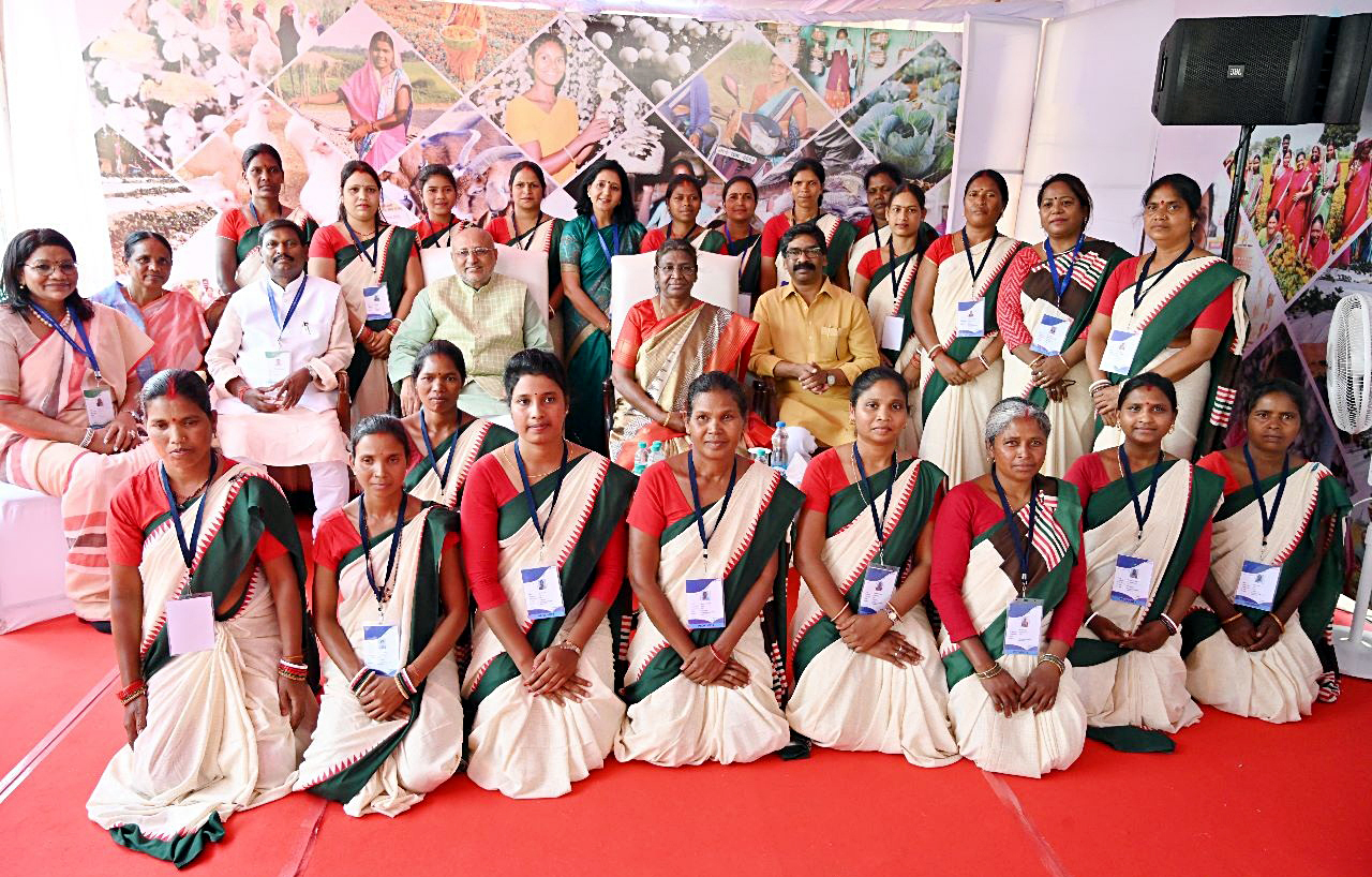 President Droupadi Murmu with Jharkhand Governor CP Radhakrishnan and CM Hemant Soren in a group photo with the women representing Women Self Help Group, in Khunti, Jharkhand on Thursday.