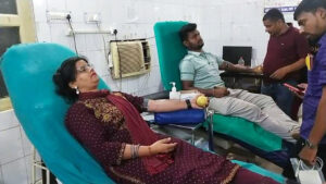 Odisha train accident: People queue up to donate blood for victims in Cuttack