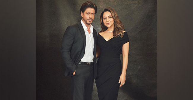 Gauri Khan’s birthday is celebrated by SRK fans in Mumbai,calls her “Queen”