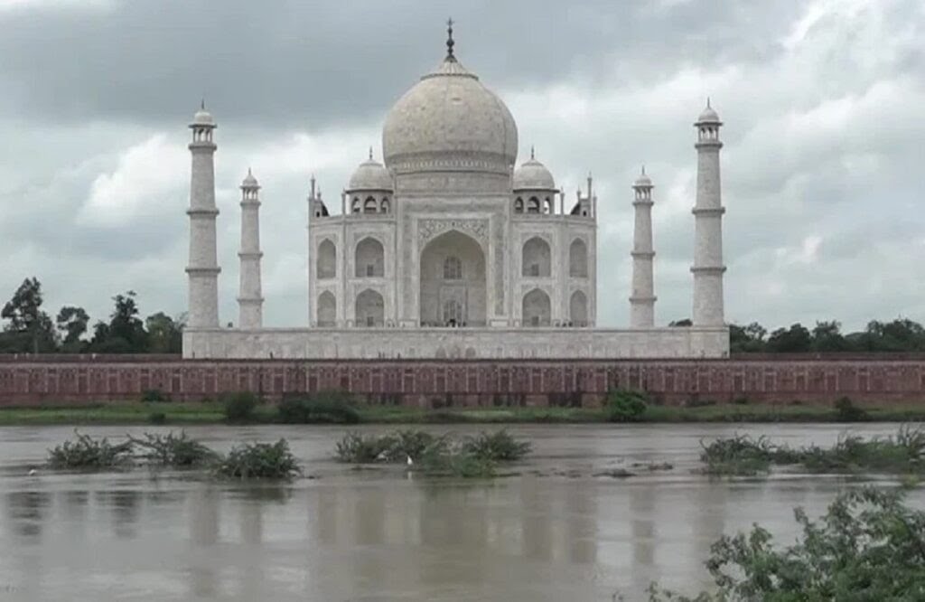 Yamuna water reaches walls of Taj Mahal