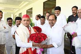 Cong Miffed as Akhilesh Met KCR