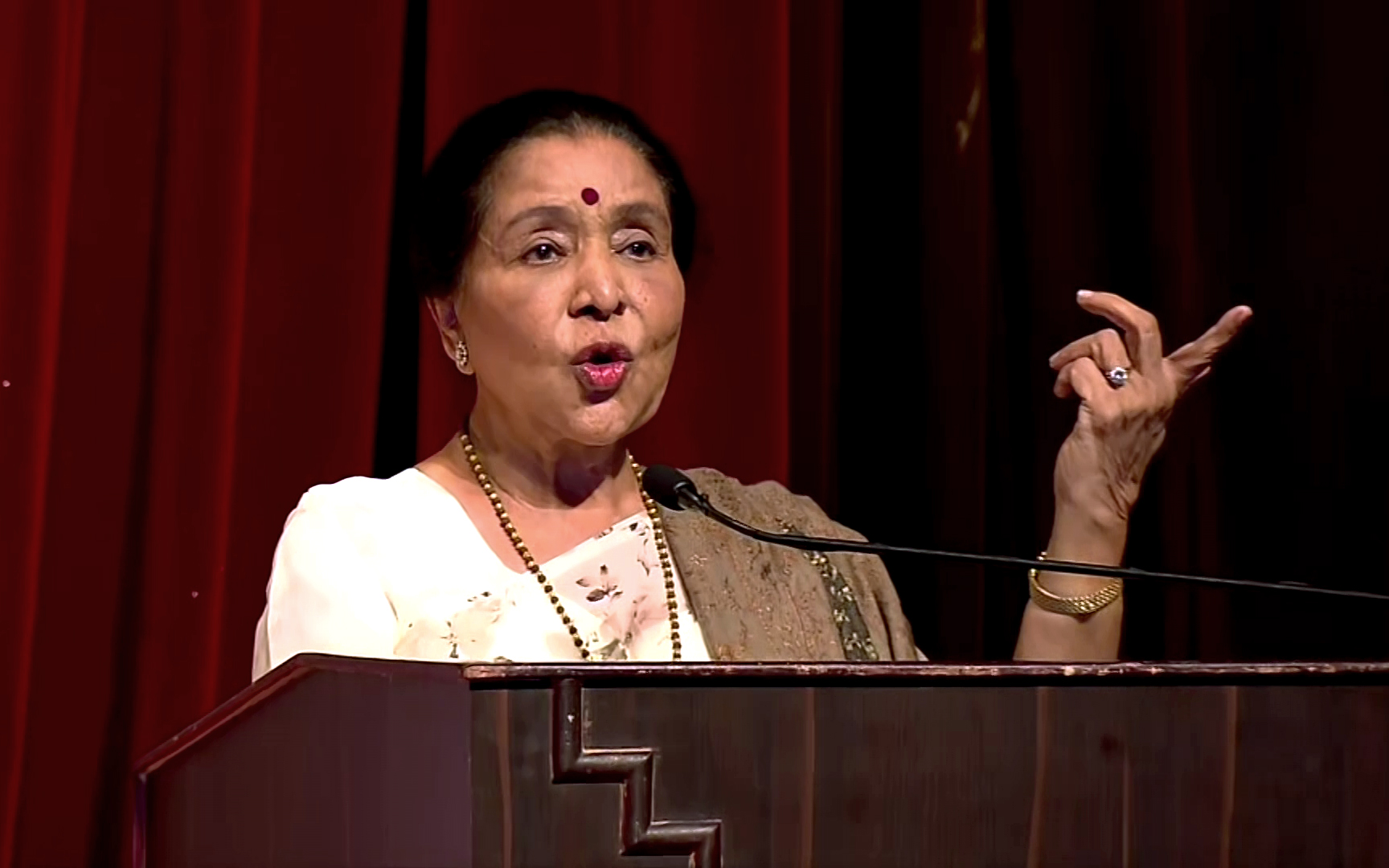 Very difficult for anyone to copy Lata didi, says Asha Bhosle