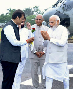 PM Modi being welcomed on his arrival in Pune