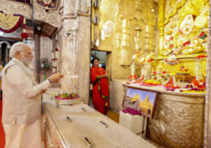 PM Narendra Modi offers prayers at Shreemant Dagdusheth Halwai Ganpati Mandir