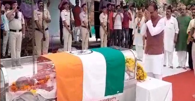 Shivraj Singh Chouhan pays tribute to former state minister Ramdayal Ahirwar in Chhatarpur