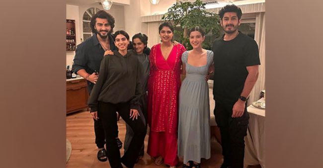 Arjun Kapoor Celebrates Raksha Bandhan With Sisters Rhea Kapoor, Anshula, Khushi, Shanaya