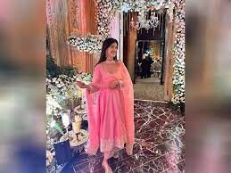 Shanaya Kapoor exudes “Desi Barbie” vibes in Pink anarkali suit