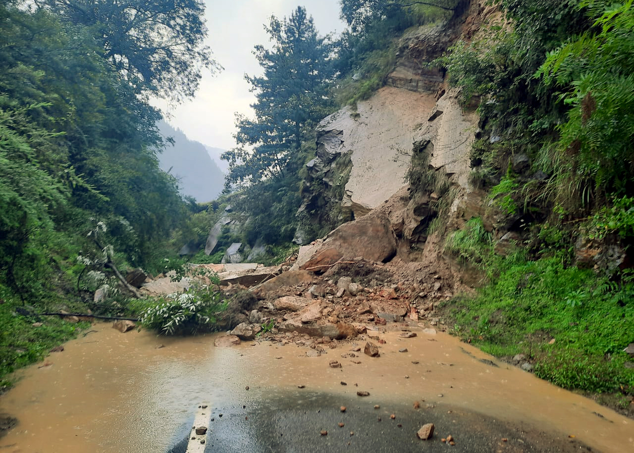 Uttarakhand Landslide: Due to debris, the Almora-Haldwani NH is obstructed.