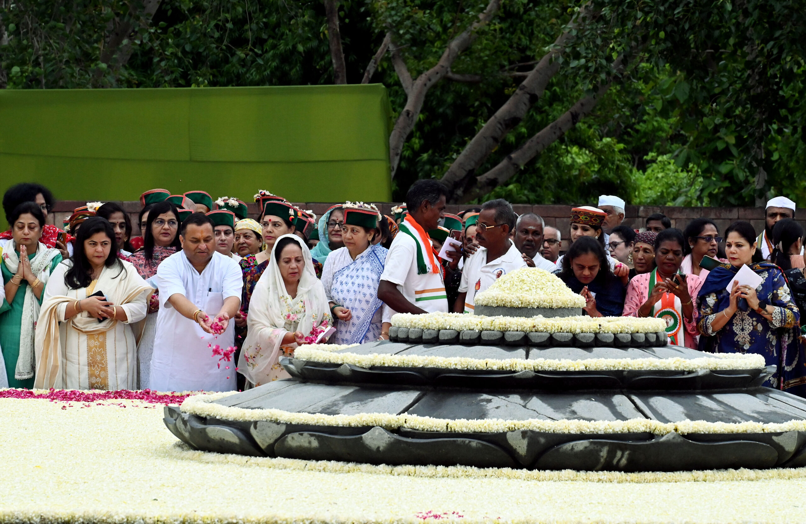 Rajiv Gandhi birth anniversary: Sonia Gandhi, Priyanka Gandhi, Mallikarjun Kharge pay tribute