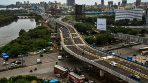 Absence of reflectors on GMLR Bridge dividers leading to accidents